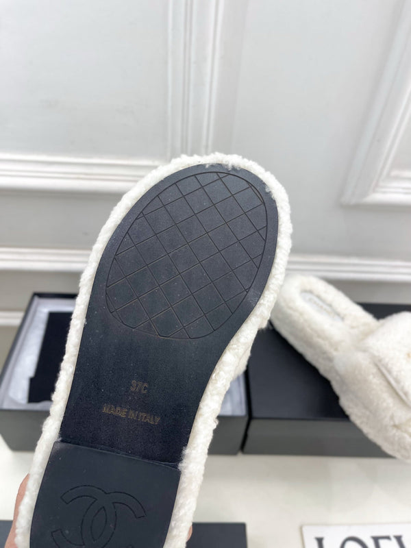 CC 25s Logo Slippers 50mm White Wool GHW 435262