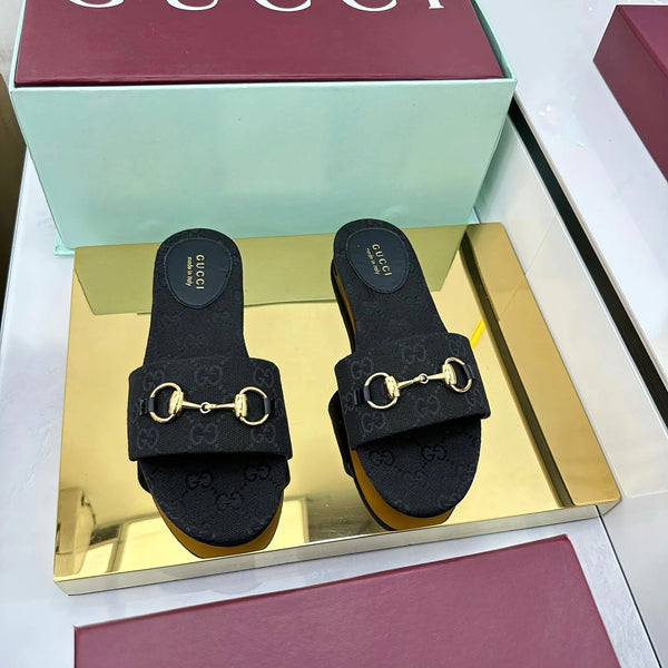 GG SLIDES IN BLACK WITH GOLD HARDWARE