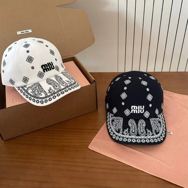 MM BASEBALL CAP IN WHITE WITH WHITE EMBROIDERED PATTERN