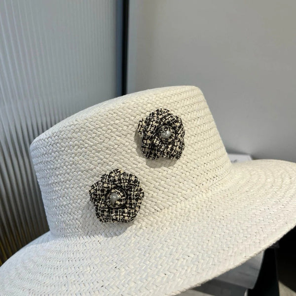 FLAT STRAW HAT WHITE FLOWER ATTACHMENT 673931