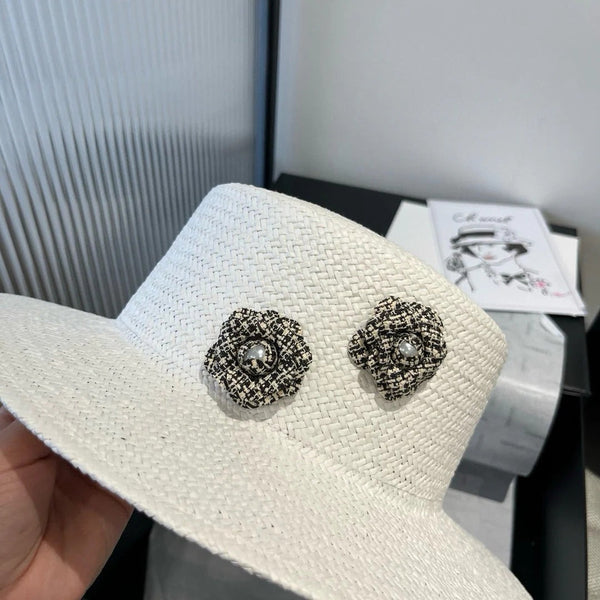 FLAT STRAW HAT WHITE FLOWER ATTACHMENT 673931
