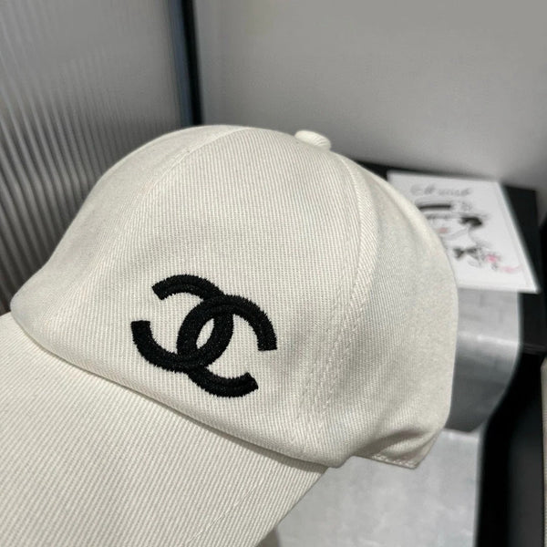 BASEBALL HAT IN WHITE WITH WHITE TRIM 673994