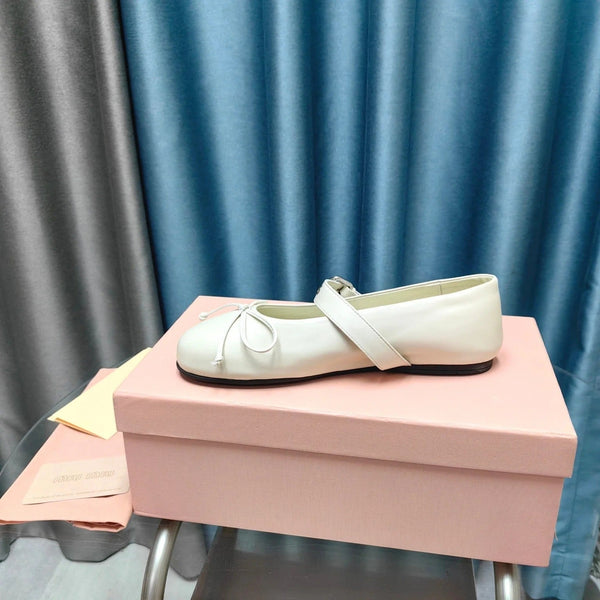 GHOST WHITE BALLET SHOES COWHIDE WITH BUTTON