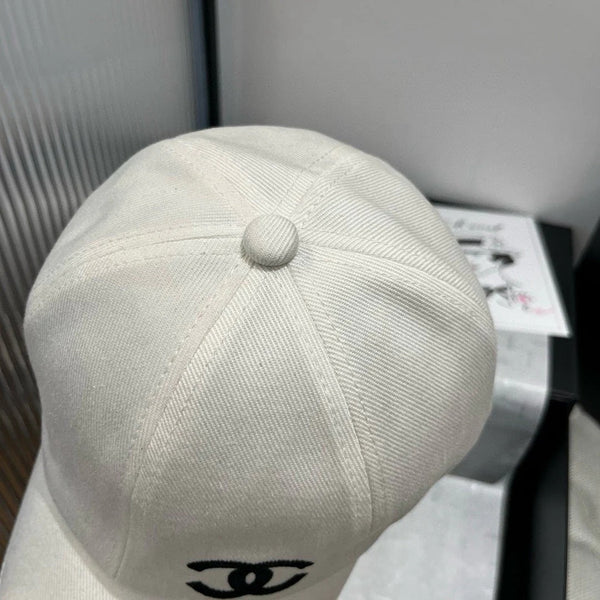 BASEBALL HAT IN WHITE WITH WHITE TRIM 673994