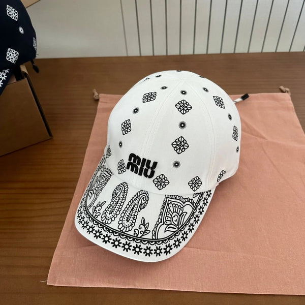 MM BASEBALL CAP IN WHITE WITH WHITE EMBROIDERED PATTERN