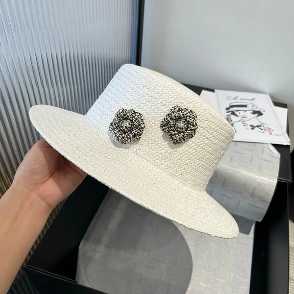 FLAT STRAW HAT WHITE FLOWER ATTACHMENT 673931