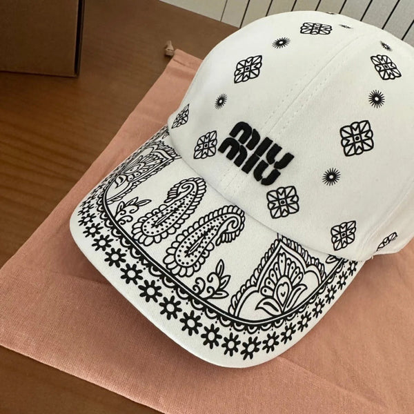 MM BASEBALL CAP IN WHITE WITH WHITE EMBROIDERED PATTERN