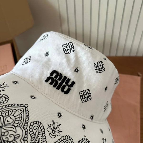 MM BUCKET IN WHITE FABRIC WITH BLACK EMBROIDERED PATTERN