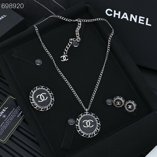 25P OVAL NECKLACE IN BLUE DENIM BLACK LEATHER-THREADED CHAIN