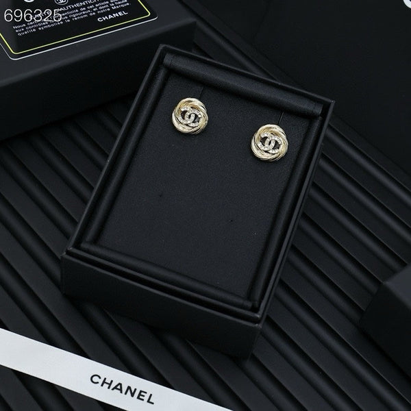 25S TWISTED RIBBED DOUBLE C STUD EARRINGS IN GOLD METAL