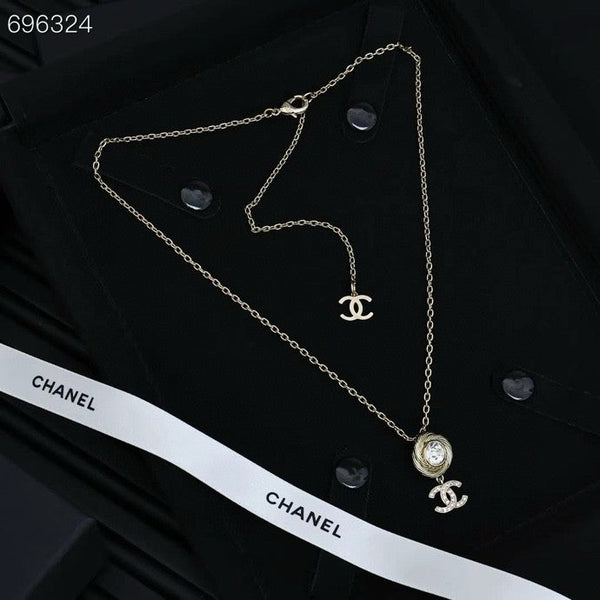 PENDANT NECKLACE IN GOLD TWISTED RIBBED DOUBLE C