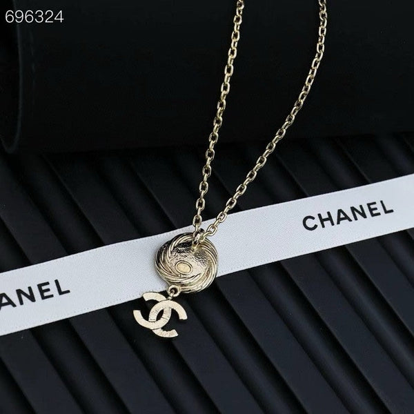 PENDANT NECKLACE IN GOLD TWISTED RIBBED DOUBLE C