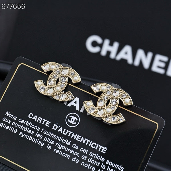 STUD EARRINGS IN GOLD METAL PEARLY WHITE AND CRYSTAL