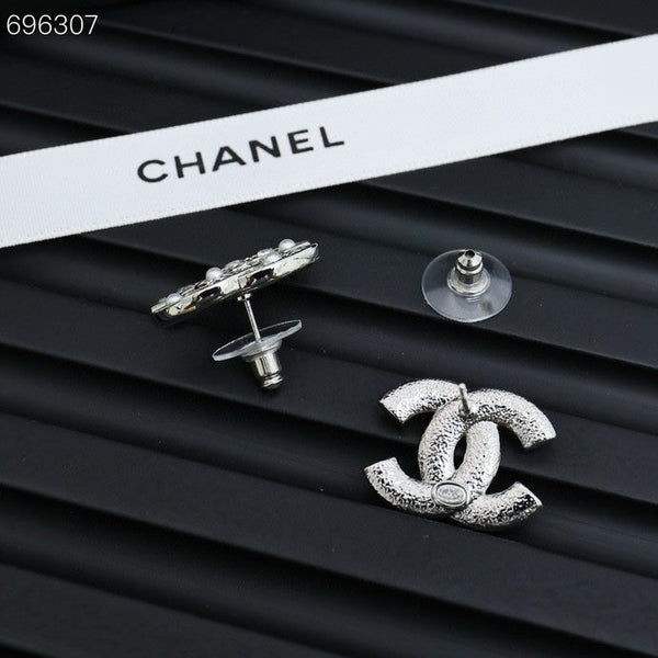 STUD EARRINGS IN SILVER METAL PEARLY WHITE AND CRYSTAL