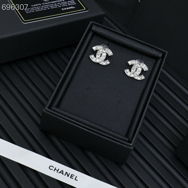 STUD EARRINGS IN SILVER METAL PEARLY WHITE AND CRYSTAL