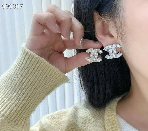 STUD EARRINGS IN SILVER METAL PEARLY WHITE AND CRYSTAL