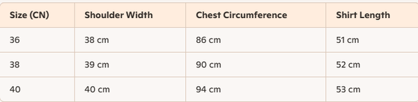 Completo Prada in nylon nero con pantaloncini e camicia bianca