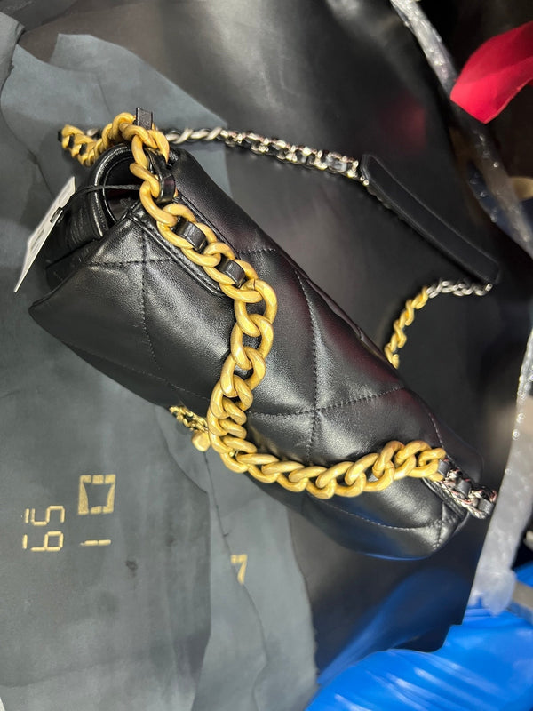 FLAP BAG 26CM GOLD HARDWARE BLACK CALFSKIN