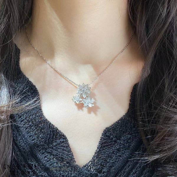 COLLANA IN ARGENTO E DIAMANTI CON TRE FIORI DI LOTO