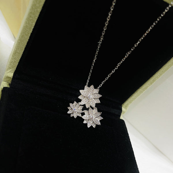 COLLANA IN ARGENTO E DIAMANTI CON TRE FIORI DI LOTO