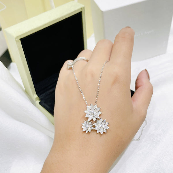 COLLANA IN ARGENTO E DIAMANTI CON TRE FIORI DI LOTO