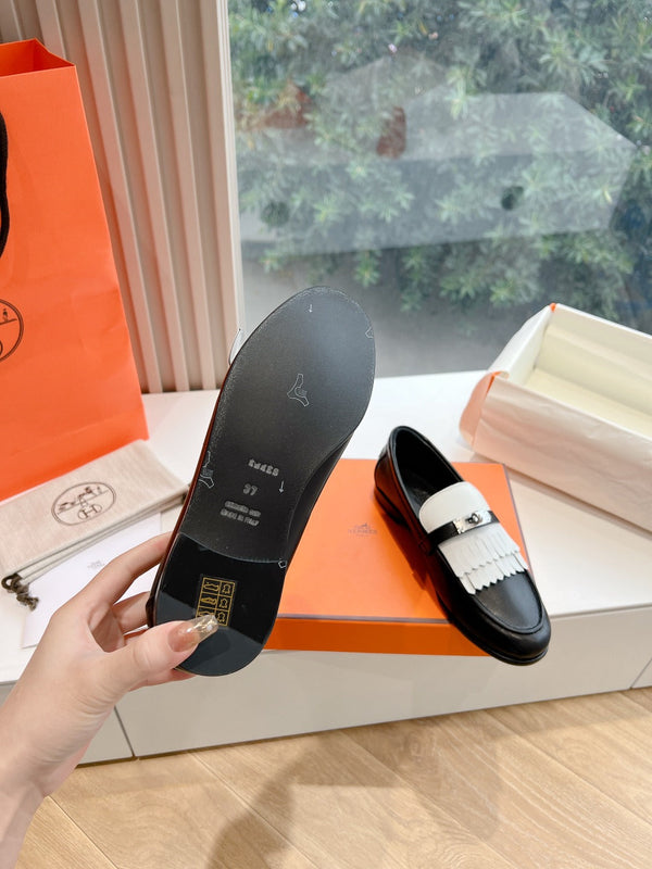 Mocassino Destin in pelle di capra nera con dettaglio frangia bianca