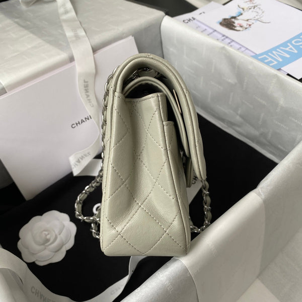 Borsa media classica con patta 23 cm in pelle di agnello grigio chiaro, finiture in argento