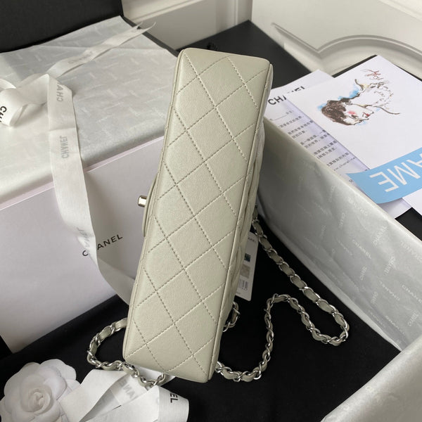 Borsa media classica con patta 23 cm in pelle di agnello grigio chiaro, finiture in argento