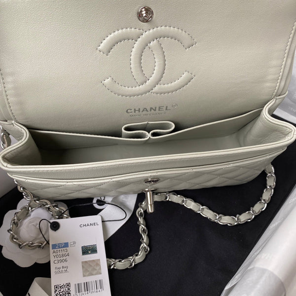 Borsa media classica con patta 23 cm in pelle di agnello grigio chiaro, finiture in argento