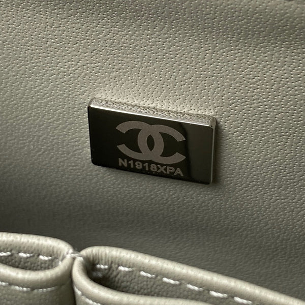 Borsa media classica con patta 23 cm in pelle di agnello grigio chiaro, finiture in argento