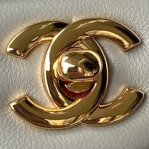 Borsa media classica con patta 23 cm in pelle di agnello grigio chiaro, finiture dorate