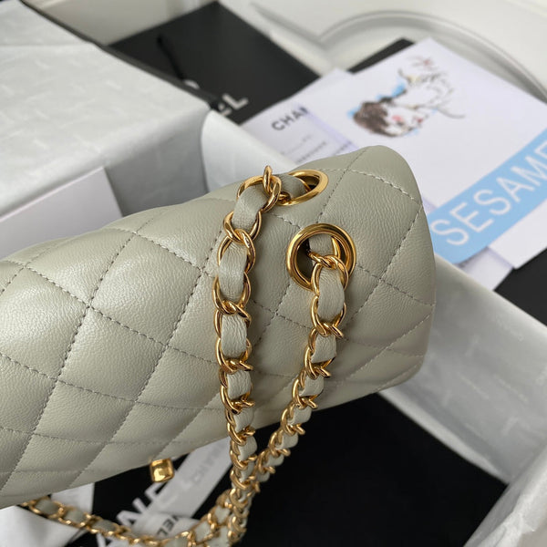 Borsa media classica con patta 23 cm in pelle di agnello grigio chiaro, finiture dorate