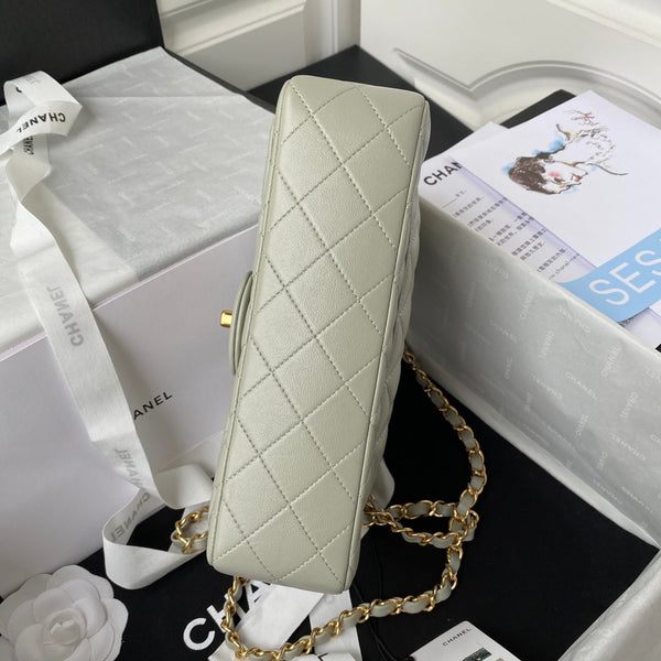 Borsa media classica con patta 23 cm in pelle di agnello grigio chiaro, finiture dorate