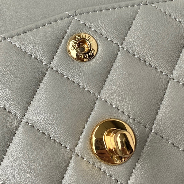 Borsa media classica con patta 23 cm in pelle di agnello grigio chiaro, finiture dorate