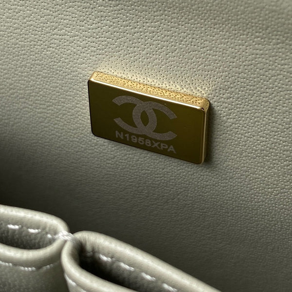 Borsa media classica con patta 23 cm in pelle di agnello grigio chiaro, finiture dorate