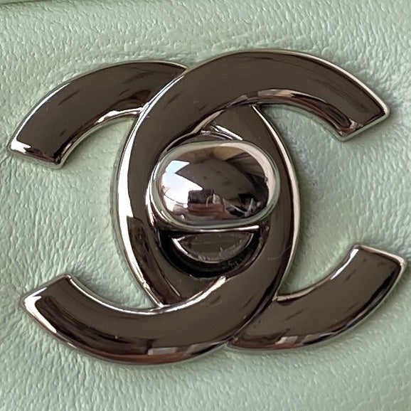 Borsa media classica con patta 23 cm in pelle di agnello verde chiaro, finiture in argento