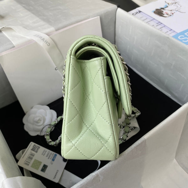 Borsa media classica con patta 23 cm in pelle di agnello verde chiaro, finiture in argento