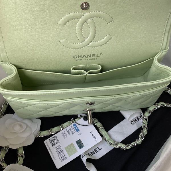 Borsa media classica con patta 23 cm in pelle di agnello verde chiaro, finiture in argento