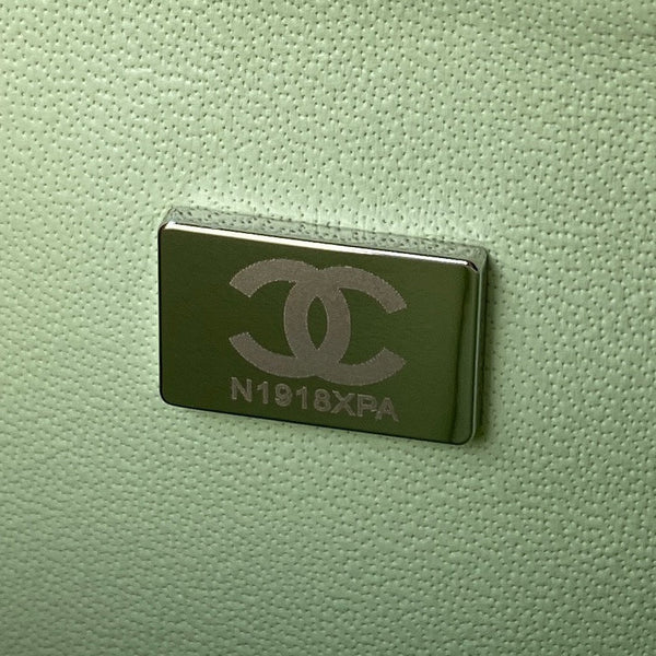 Borsa media classica con patta 23 cm in pelle di agnello verde chiaro, finiture in argento