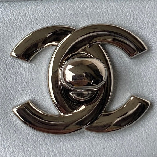 Borsa media classica con patta 23 cm in pelle di agnello blu chiaro, finiture in argento