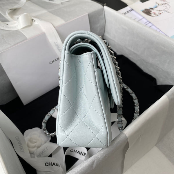 Borsa media classica con patta 23 cm in pelle di agnello blu chiaro, finiture in argento