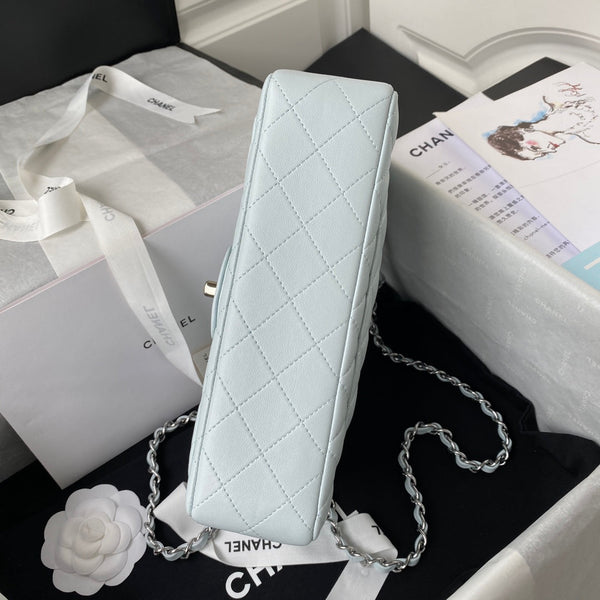 Borsa media classica con patta 23 cm in pelle di agnello blu chiaro, finiture in argento