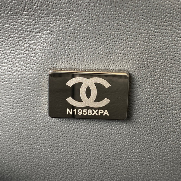 Borsa media classica con patta 23 cm in pelle di agnello grigia con finiture in argento