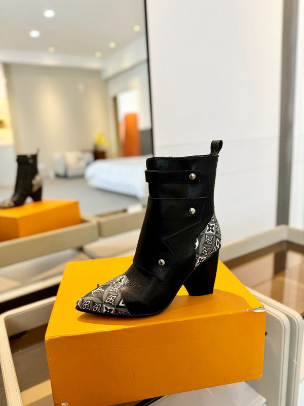 Stivaletto LV Trinity 75mm in pelle di vitello monogrammata nera e bianca