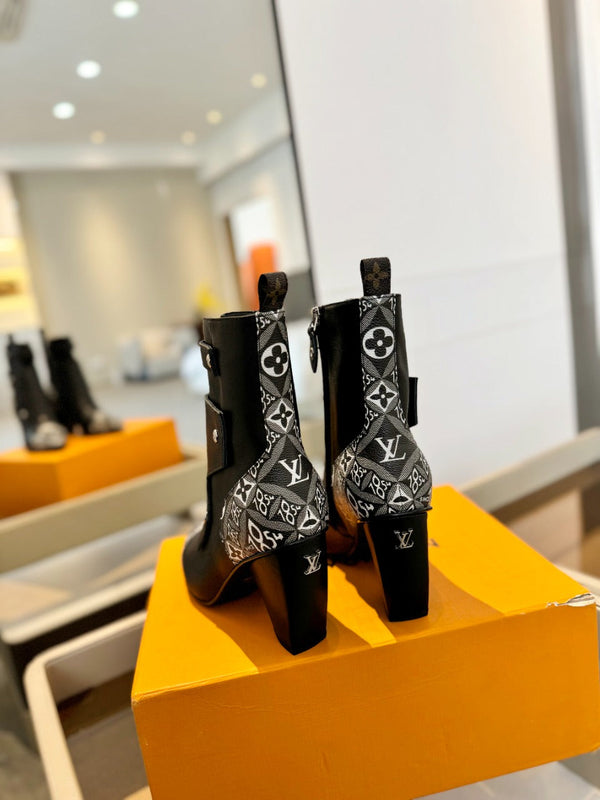 Stivaletto LV Trinity 75mm in pelle di vitello monogrammata nera e bianca