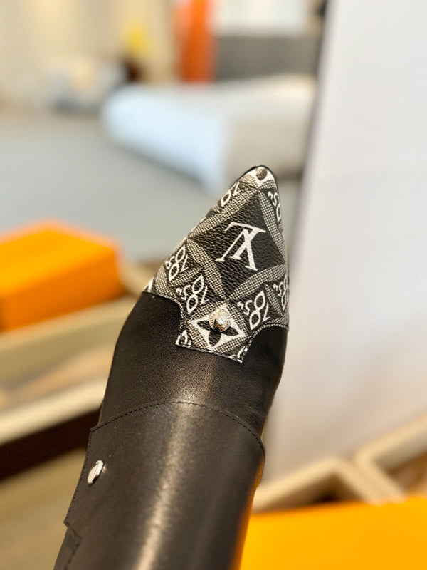 Stivaletto LV Trinity 75mm in pelle di vitello monogrammata nera e bianca