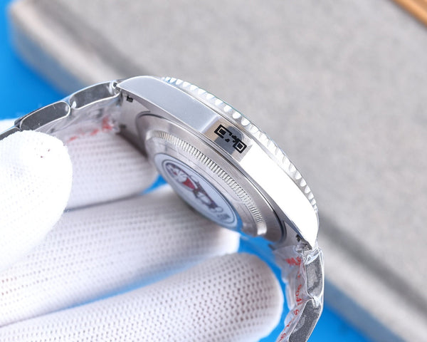 GMT-MASTER II CUSTOM GREEN BLACK BEZEL QUADRANTE VERDE BRACCIALE OYSTER 