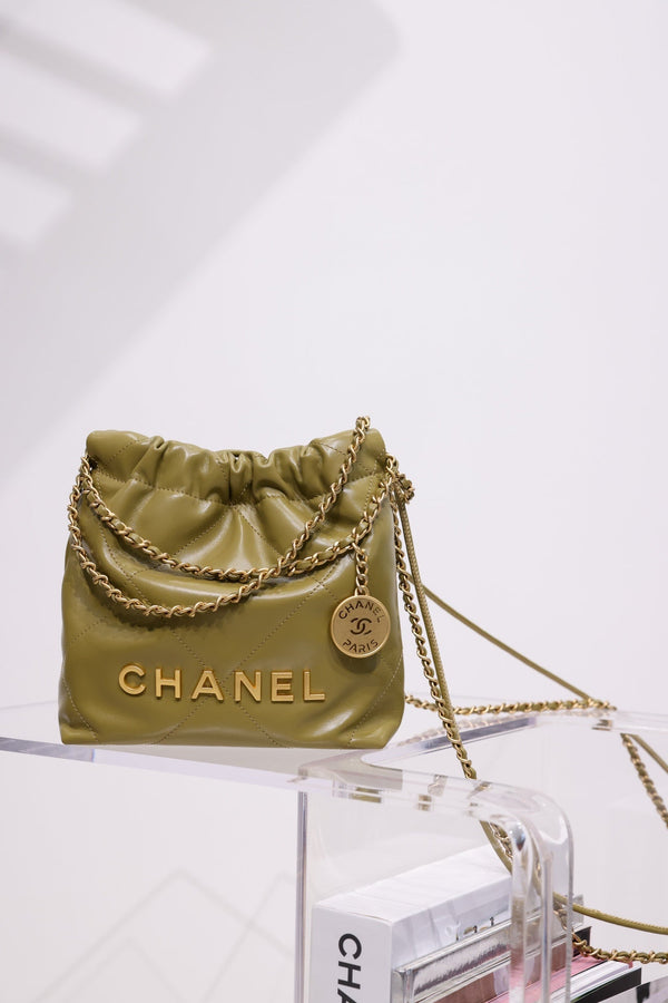 BORSA HOBO CC 22 IN PELLE DI AGNELLO KAKI CON FERRAMENTA ORO 20 CM