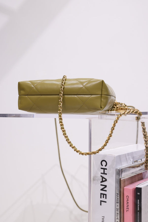 BORSA HOBO CC 22 IN PELLE DI AGNELLO KAKI CON FERRAMENTA ORO 20 CM