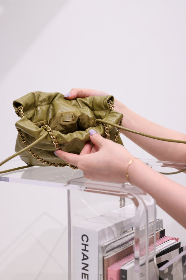 BORSA HOBO CC 22 IN PELLE DI AGNELLO KAKI CON FERRAMENTA ORO 20 CM